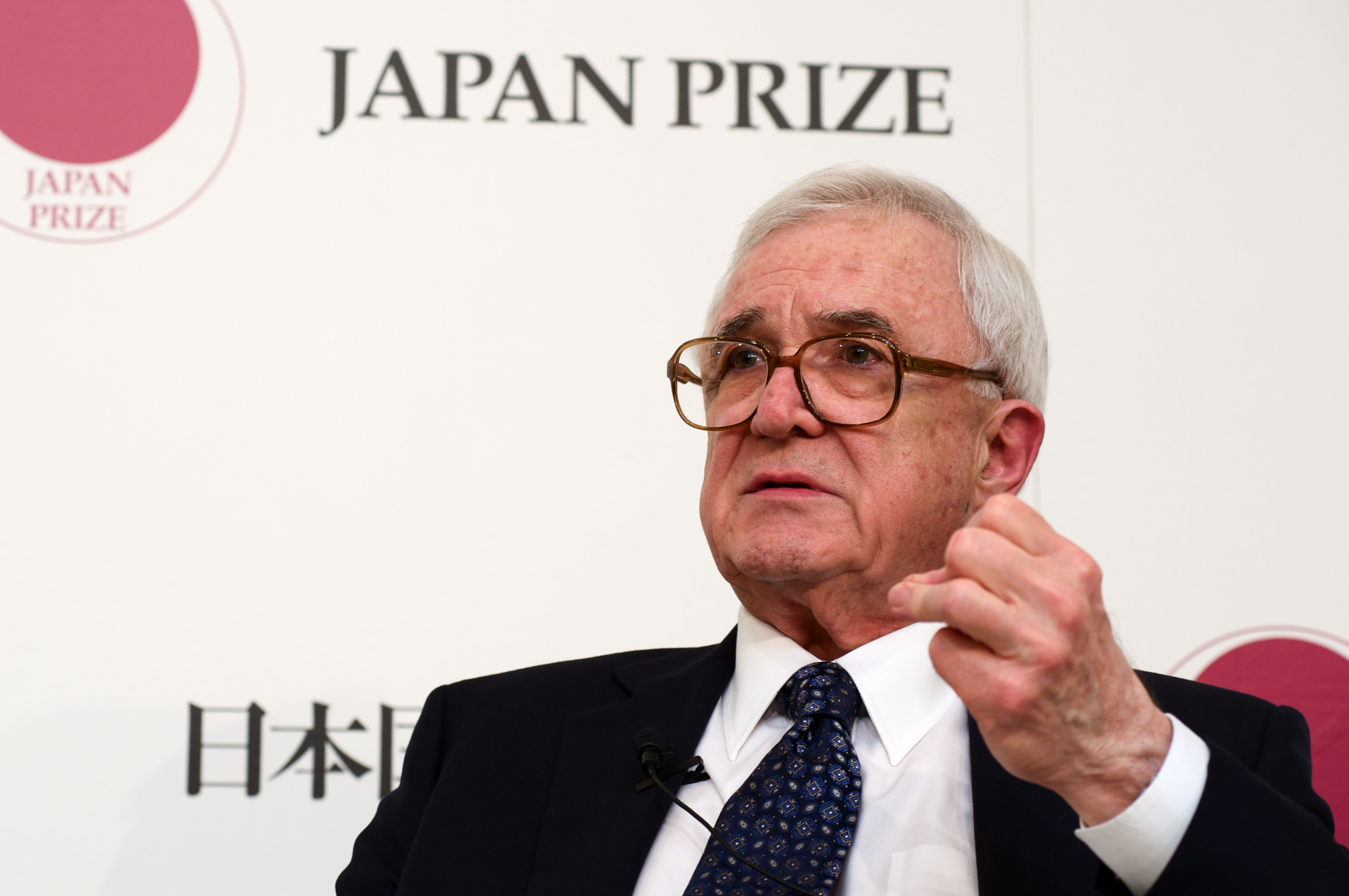 Dr. David E. Kuhl speaking before a Japan Prize backdrop
